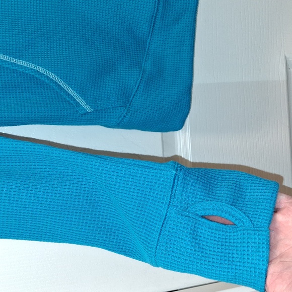 Under Armour Tops - NWT UNDER ARMOUR Semi-Fitted Cold Gear Medium Sweatshirt